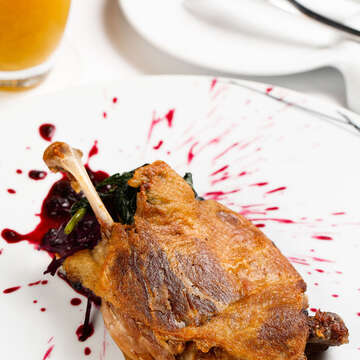 老爺酒店純．歐法料理餐廳的法式經典油封鴨野莓醬。（攝影／楊智仁）