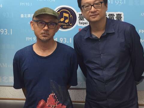 主持人張鐵志與自畫像導演陳宏一(左)合影。