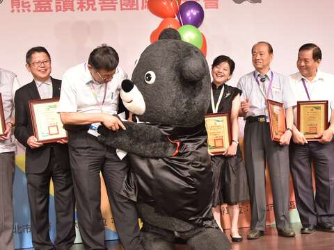 熊讚上臺就給柯文哲一個驚喜大熊抱，讓柯文哲害羞不已。
