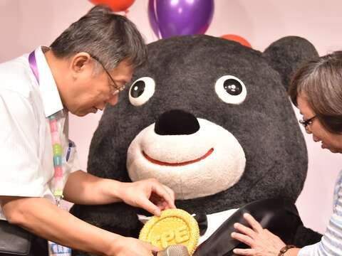 市長柯文哲正式授予熊讚「TPE」金牌，期許熊讚為臺北努力。