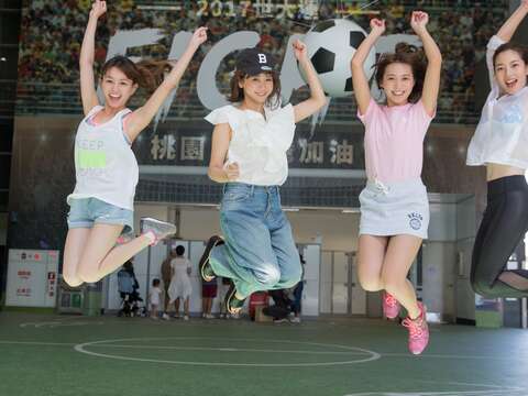 日本人氣模特兒田中里奈(左2)在桃園捷運世大運主題館留下世大運限定美照