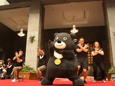 熊讚開場勁歌熱舞High翻全場，熊粉現場尖叫聲不斷