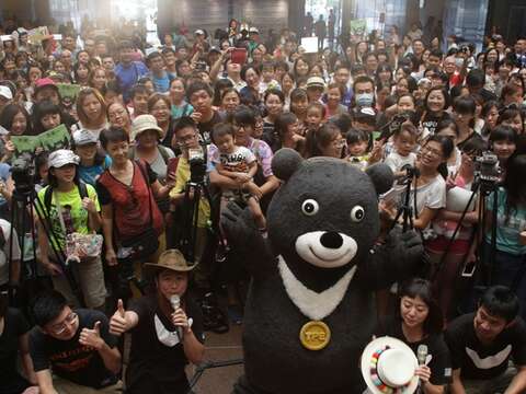 熊讚粉絲見面會現場超過1,500名粉絲報名，擠爆市府大廳！