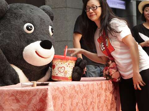 熊粉送暖熊讚一桶爆米花，讓熊讚在工作之餘可以補充體力。