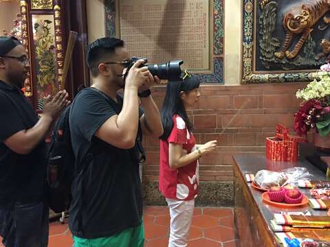菲律賓部落客到臺北拍攝霞海城隍廟，並親身體驗拜拜文化。