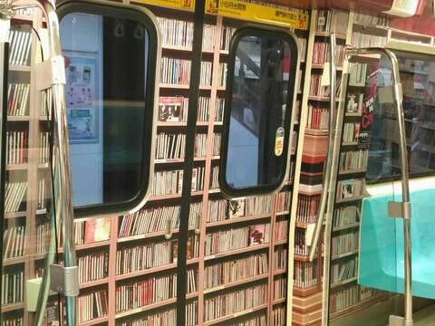 親愛的，我把「國家兩廳院」搬進捷運裡了！慶祝國家兩廳院30周年 捷運車廂變身行動兩廳院