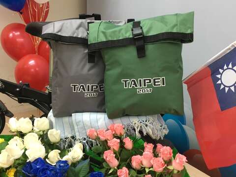 106年雙十國慶 一起來臺北市政府參加升旗典禮 沉穩小清新 3代嗡嗡包登場 首推文創國慶貼紙 包包＋貼紙 隨意組合 隨性創作 怎麼「玩」都可以