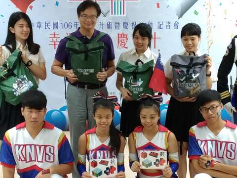 106年雙十國慶 一起來臺北市政府參加升旗典禮 沉穩小清新 3代嗡嗡包登場 首推文創國慶貼紙 包包＋貼紙 隨意組合 隨性創作 怎麼「玩」都可以
