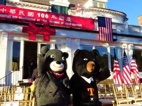 熊讚轉職後首次國際任務，攜「喔熊」勇闖雙橡園
