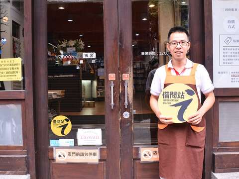 雅博客二手書店提供每次至少_20分鐘3C產品免費充電服務