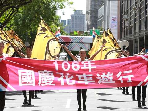 國慶花車遊行隊伍在台北樂府旗隊鼓隊澎湃的鼓聲及壯麗的旗舞中浩盪開場