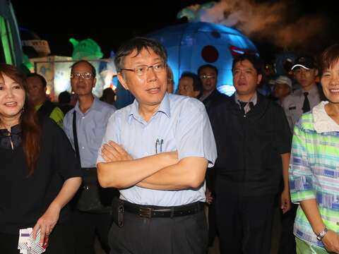 市長與觀傳局長簡余晏、內政部常務次長林慈玲(右)一同參觀花車