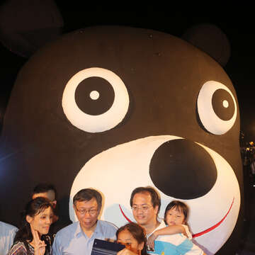Mayor Presides over Opening Ceremony for National Day Float Park