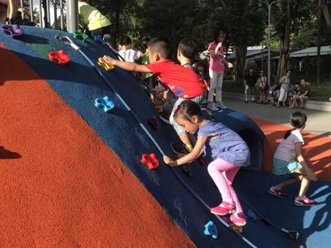 圖1：孩童們透過自己的力量，運用拉繩爬上地景丘(特公盟提供)