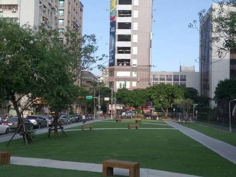 (圖1)開闊草坪打造出專屬臺北綠園道