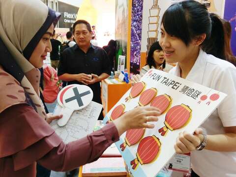 印尼民眾熱情參與臺北展攤活動，猜燈謎遊戲嗨翻展場！