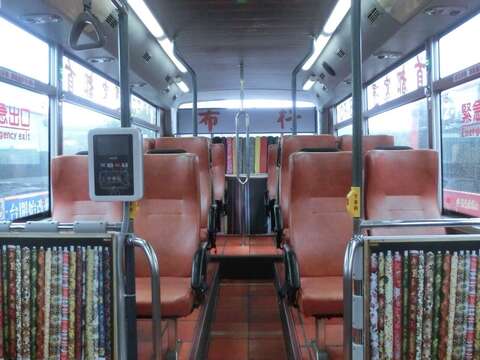 Welcome aboard! Green No.17 is now a sightseeing bus route that takes tourists on a convenient tour in Wanhua and Dadaocheng.