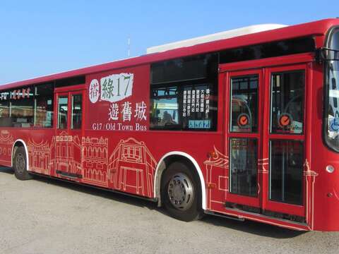 Welcome aboard! Green No.17 is now a sightseeing bus route that takes tourists on a convenient tour in Wanhua and Dadaocheng.