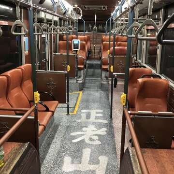 Welcome aboard! Green No.17 is now a sightseeing bus route that takes tourists on a convenient tour in Wanhua and Dadaocheng.