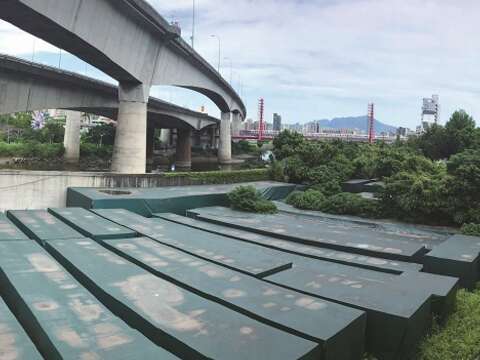 拆解成435塊的明治橋至今仍堆在再春游泳池原址（全景照）。（攝影／魚夫）