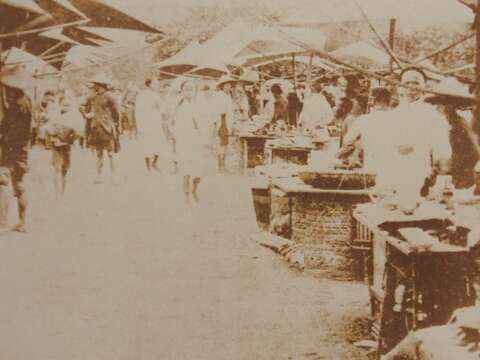 日本時代,圓環就已有小吃攤。(圖/台北市文獻館典藏)
