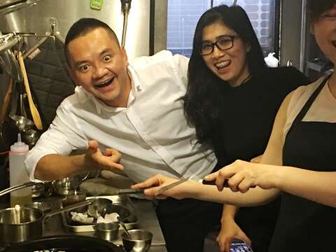 第一次體驗親手製作臺灣經典美食蚵仔煎