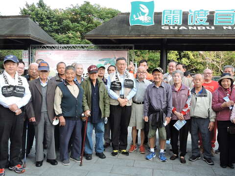 圖1. 市長與長者共同參訪賞鳥博覽會