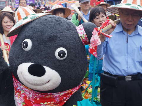1061022 2017臺北客家義民嘉年華挑市長熊讚挑擔