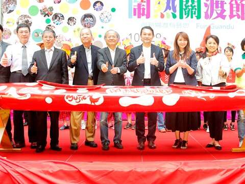 陳玉坤董事長(左7)、陳愷璜校長(左8)、簡余晏局長(左9)、魏杏娟永續長(左10)為百舟齊航彩繪獨木舟揭幕