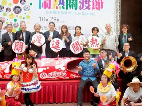 陳玉坤董事長(左7)、陳愷璜校長(左8)、簡余晏局長(左9)、魏杏娟永續長(左10)與踩街隊伍