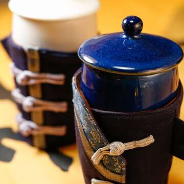 「藍衫客」系列結合花布、藍衫與陶，首創客家藍衫杯套對杯。（攝影／楊智仁）