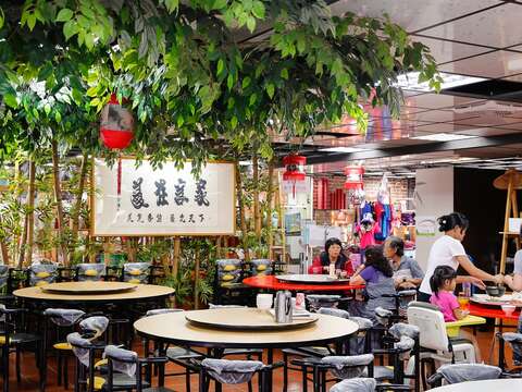 甘家伙房分量充足的餐點及親切的用餐氛圍，讓許多饕客一試成主顧。（攝影╱楊智仁）