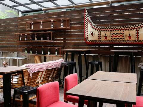 雲山藝文咖啡茶館具原民特色的牆飾。(攝影╱楊智仁)