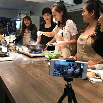 莎曼瑞臉書全程直播下廚之趣。