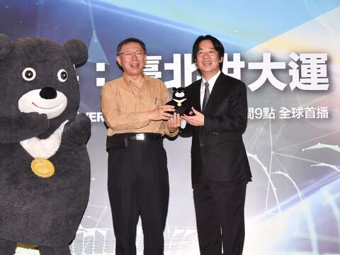 熊讚帶來小分身與柯市長一同致贈給院長，逗趣模樣引起現場歡笑連連