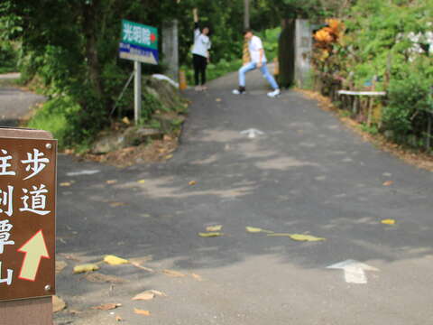 圓山風景區步道入口新意象 從通北街165巷上山看飛機