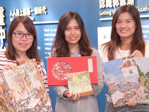 郭雪湖特展系列城市紀念品，包括側背包、文件夾及桌曆，可在市府大樓紀念品商店購買。