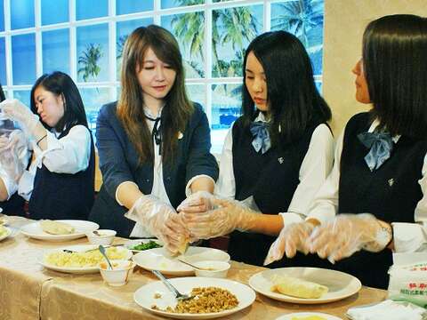 簡余晏與創志高校的學生們一起手作臺灣傳統美食-潤餅