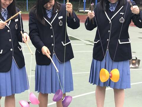 創志高校的學生們認真學習扯鈴