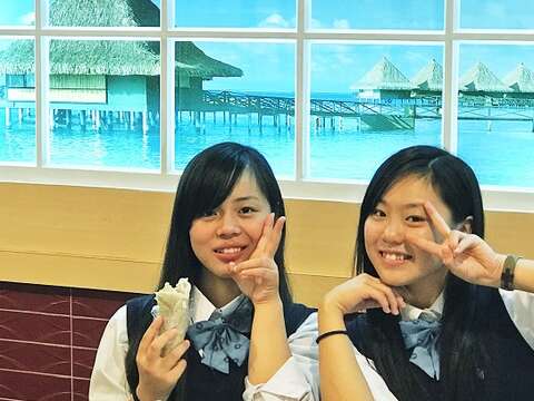 創志高校的學生們享用美味潤餅讚不絕口