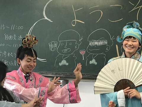創志高校與稻江護家學生們一起體驗臺灣歌仔戲