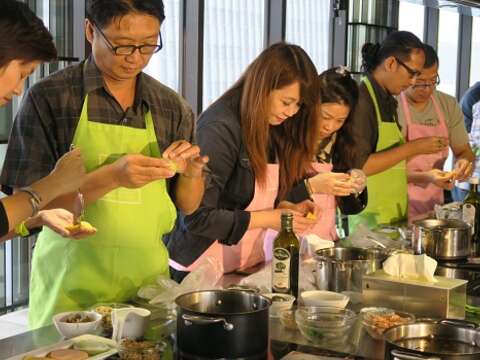 簡余晏與媒體團體驗正港臺味料理