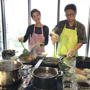 泰國媒體團初次挑戰手作臺灣經典美食滷肉飯，直呼好有趣！