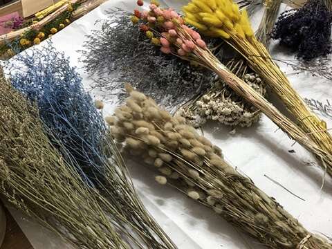 透過花藝手作職人指導的DIY課程，感受花材之美。