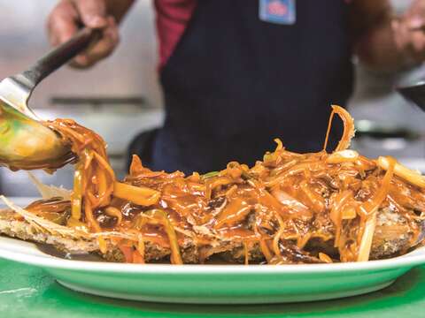 興蓬萊臺菜餐廳的五柳枝糖醋魚是每桌必點的經典名菜。（攝影╱王君堯）