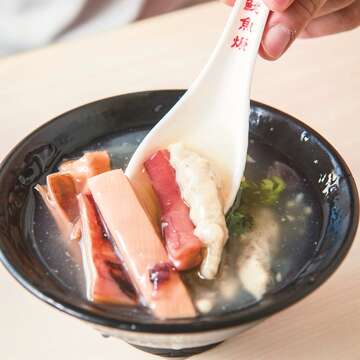 兩喜號魷魚羹湯頭濃郁鮮美，魷魚軟中帶有嚼勁。﹙攝影╱王君堯）