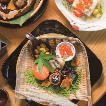 和牛朴葉燒（左上）、胡麻豆腐（右上）以及以秋天食材入菜的八寸（下），均出自劉育宸之手。（攝影／唐紹航）