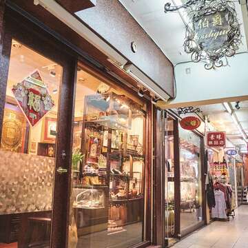 晴光市場內現在仍有藝品、珠寶、服飾等老店屹立不搖。(攝影/黃品皓)