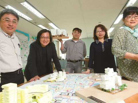 都發局局長林洲民(左2)與局內同仁一起為建設公共住宅打拚,實現民眾住好屋的夢想。(圖/今周刊提供)