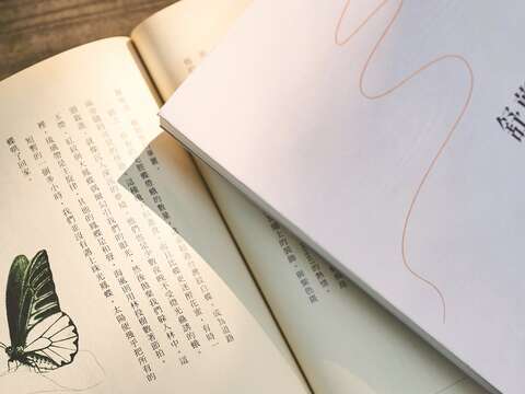 陳芳明認為吳明益的《迷蝶誌》與謝海盟的《舒蘭河上》結合文學與歷史考據，是以雙腳「走」出來的文學。（攝影／林宜賢）